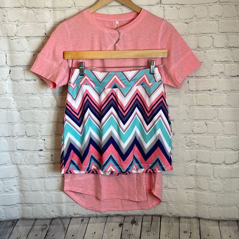 Peach Short Sleeve Tshirt Tennis Skirt Geometric Design Set size small